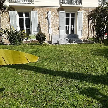 Calme Et Verdure Au Centre De * Канны